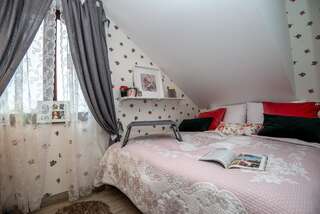 Отели типа «постель и завтрак» Piękne Pokoje w Starej Karczmie Liszki Стандартный номер с кроватью размера "queen-size"-1
